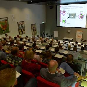 Een vol auditorium kreeg haarfijn uitgelegd hoe de verschillende vogelgriepvirussen aan hun naam komen, door hoogleraar Arjan Stegeman.