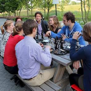 Het geslaagde seminar werd afgesloten met een barbecue waar uiteraard nog veel nagepraat werd over deze middag.