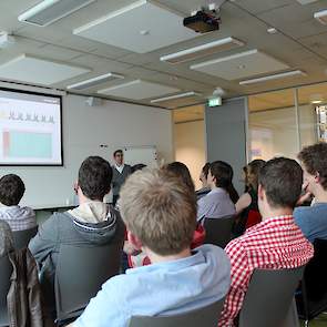 De studenten luisterden aandachtig naar de diverse sprekers zoals Marel Stork.