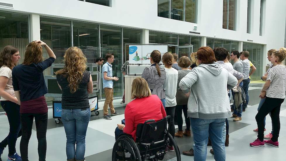 De studenten kregen een rondleiding op de Venco Campus van stalinrichter Vencomatic Group.