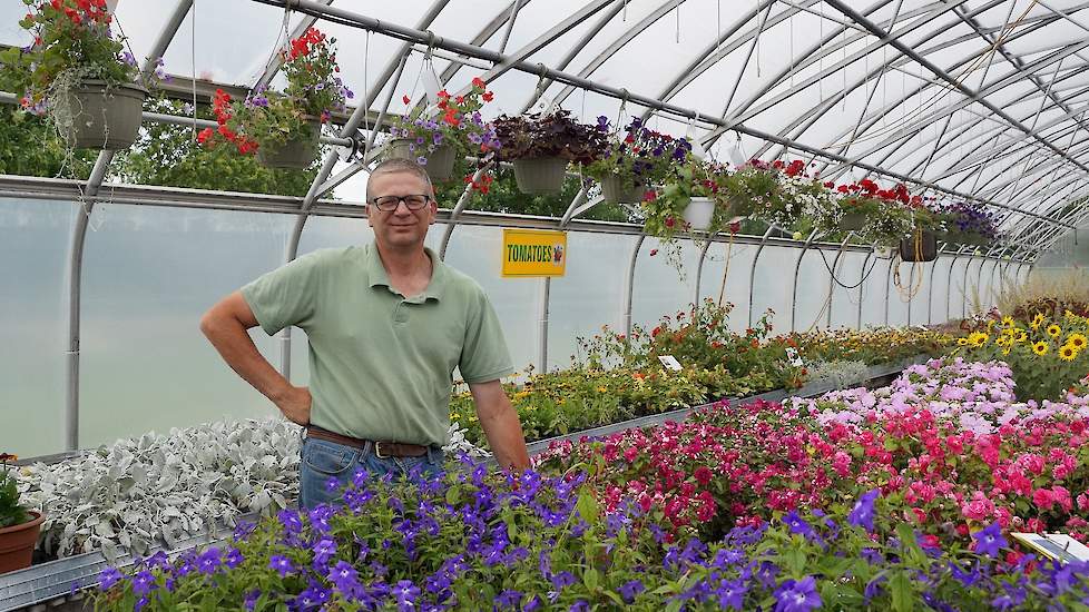 Patrick (50) en Jolanda kochten de 43 acre (17 ha) farm en bouwden drie kassen van totaal 9.000 m?. Daarin telen ze perkgoed, struiken, bomen en groenten, in totaal meer dan 500 soorten.