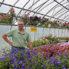 Patrick (50) en Jolanda kochten de 43 acre (17 ha) farm en bouwden drie kassen van totaal 9.000 m?. Daarin telen ze perkgoed, struiken, bomen en groenten, in totaal meer dan 500 soorten.