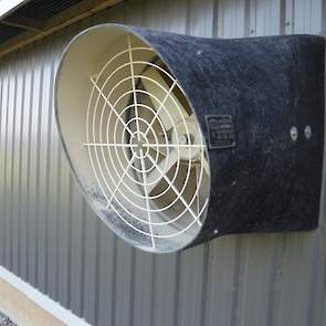 In de zijgevels zijn tien 18 inch (46 cm) en zestien 24 inch (61 cm) ventilatoren geplaatst. De stroom komt met 1 fase binnen. „Twee fase is niet beschikbaar. Daarvoor moet je veel betalen. De vaak Nederlandse motoren werken met drie fasen en moeten omgeb