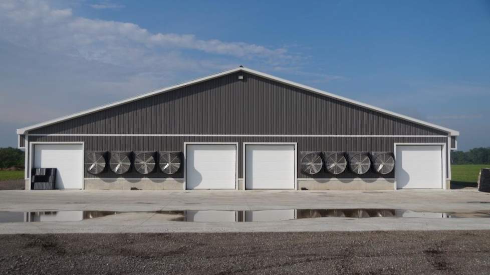 In de achtergevel zijn acht 48 inch (1.23 m) ventilatoren geplaatst. Het laden en lossen van de hennen en hanen gebeurt aan de achterzijde. „We werken met een vaste opfokker John Olbach: hij fokt een ronde voor mijn broer op en dan voor ons,” vertelt Rebe