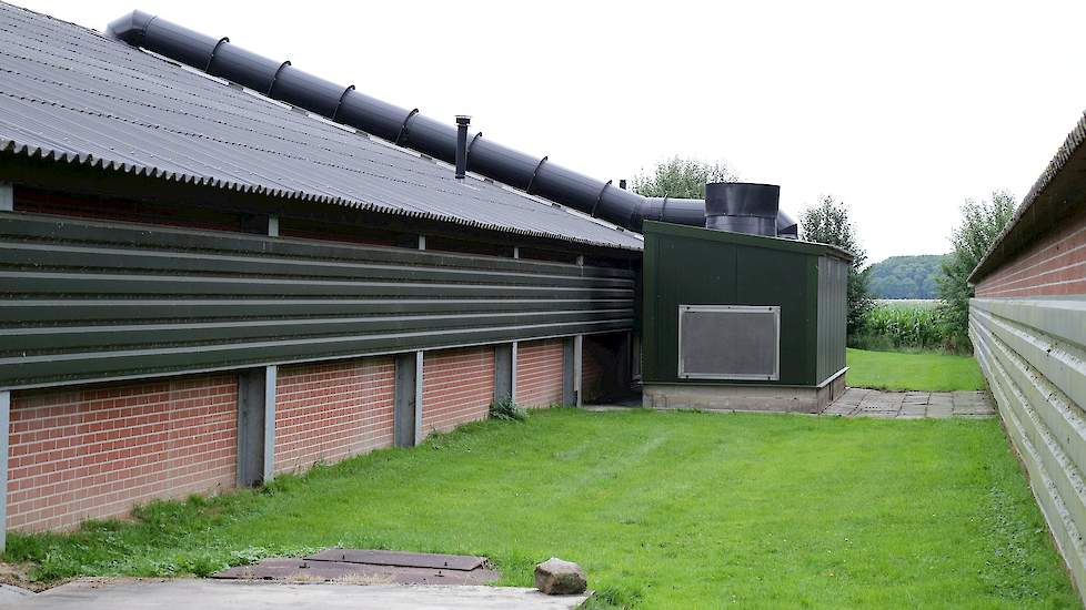 De vleeskuikenhouders werken in alle drie stallen met een warmtewisselaar. In stal 1 en 2 werken ze met dezelfde warmtewisselaar die tussen beide stallen staat. De nieuwste stal heeft een eigen warmtewisselaar. Ze zijn tevreden over deze investering. „Het