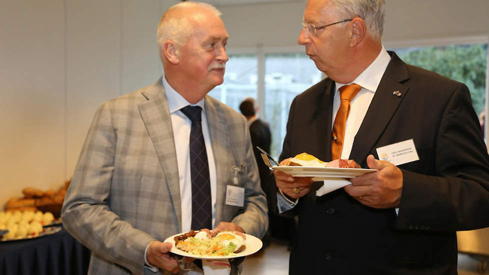 Burgemeester Asje van Dijk (links) sprak na afloop onder het genot van een hapje en drankje met voorzitter Cees Hoogeveen van de Stichting Wereld Eidag; organisator van de Barneveld-taire.