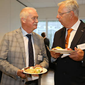 Burgemeester Asje van Dijk (links) sprak na afloop onder het genot van een hapje en drankje met voorzitter Cees Hoogeveen van de Stichting Wereld Eidag; organisator van de Barneveld-taire.