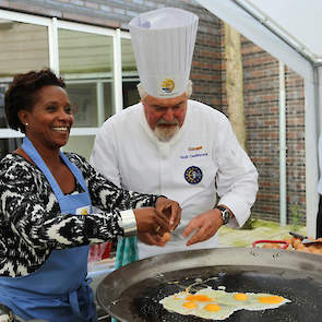 Oud-sprintster Nelli Cooman, onder andere twee keer wereldkampioen, bakte samen met chef-kok Huub Oudshoorn voor de deelnemers aan de Barneveld-taire een eitje.