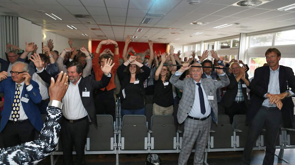 De deelnemers in de zaal deden er naar hartenlust aan mee.