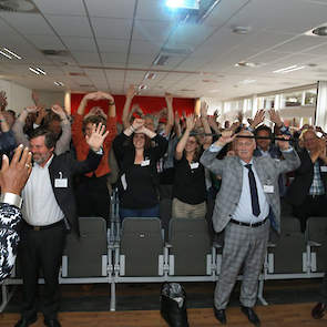 De deelnemers in de zaal deden er naar hartenlust aan mee.