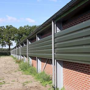 De stal is door een Nederlands bouwbedrijf gebouwd. De muren van de stal bestaan uit prefab betonelementen met een steenmotief. De kosten van de nieuwe stallen liggen tussen de 11 en 12 euro per vleeskuikenplaats. Hierin zijn alle kosten bij inbegrepen oo