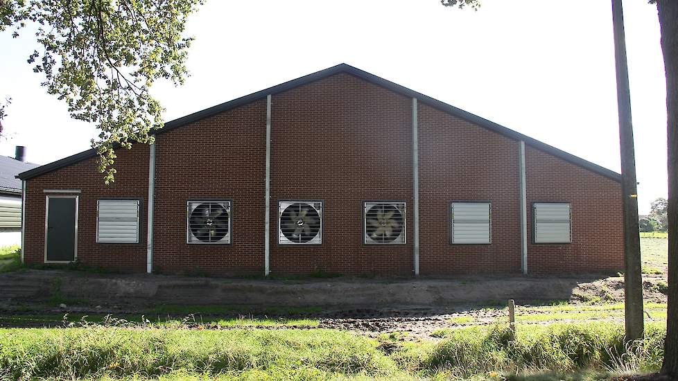 De eerste stap van de ventilatie gaat via de warmtewisselaar, vervolgens schakelen de vijf nokventilatoren erbij aan en als die het niet aankunnen de lengteventilatoren. Tijdens het maken van de foto’s op de zonnige dinsdagmiddag 29 september lopen er dri