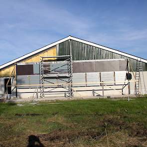 Huisman koos net als in zijn andere stallen voor 100-procent lengteventilatie vanwege zijn goede ervaringen. „Vroeger had ik ook nokventilatie in een stal en lagen de stookkosten een stuk hoger. Bij lengteventilatie moet de lucht die vooraan binnenkomt ee