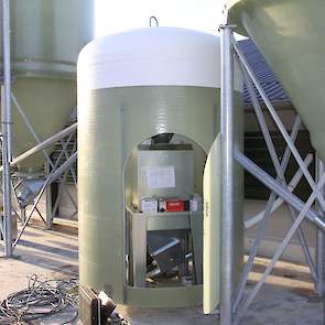 Bij de nieuwe stal staan net zoals de andere stallen drie silo’s. Eén voor tarwe en twee voor het kernvoer waarvan één voor het eindvoer. De weger staat in een silohut. Alle silo’s op zijn bedrijf beschikken over een aftappunt. „In de tarwe zit vaak veel