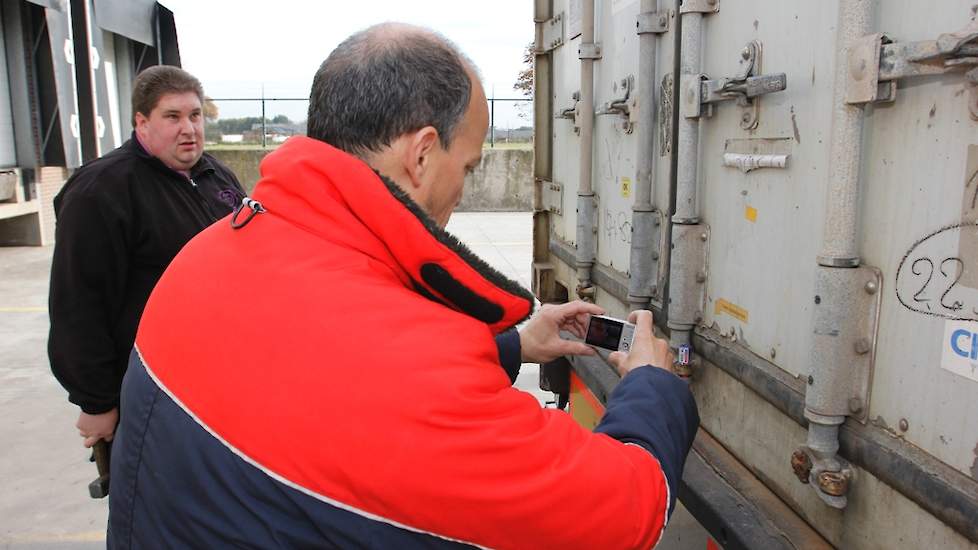 De vrachtwagen is gereed voor export. Na verzegeling van de vracht door de chauffeur maakt een medewerker van Egga Food een foto die direct naar de klant verstuurd wordt. ‘Door ervaren wijs geworden; om eventuele claims te voorkomen,’ zegt Henk Stiphout.