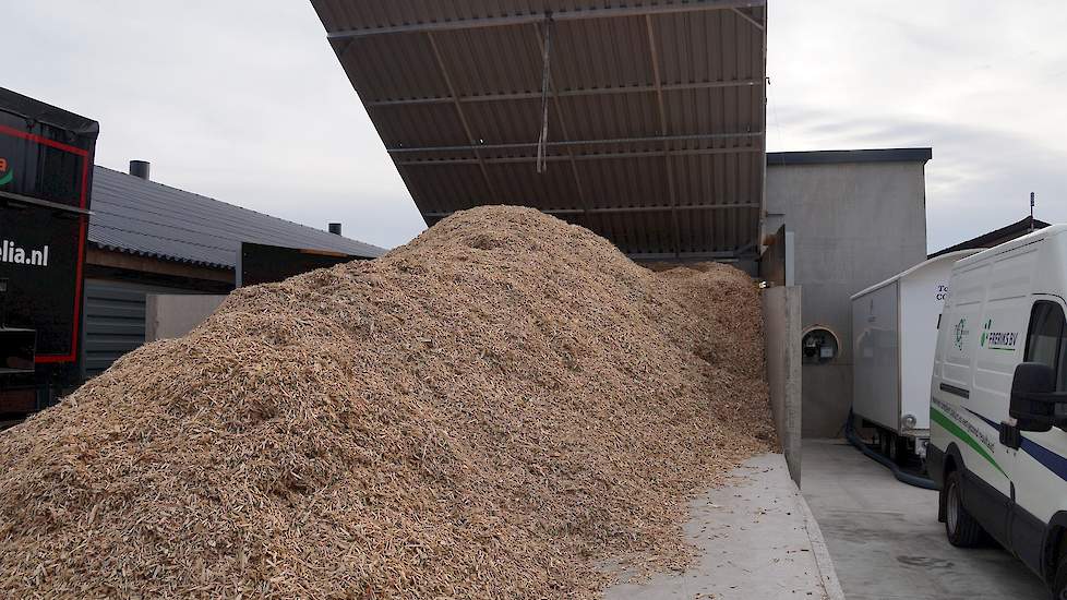 Tussen de oude en nieuwe stal is een bunker voor gesnipperd hout met een capaciteit van 40 m3. Na het storten komt de kap omlaag zodat de snippers droog blijven.