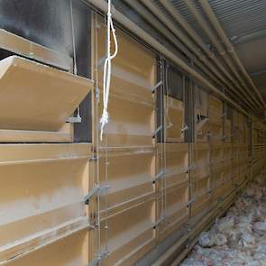 Binnen in de stal zitten veel inlaatventielen voor de PAD-cooling. Aan beide zijden van de nieuwe stal bevinden zich verwarmingsbuizen waar warm water doorheen stroomt om de stal te verwarmen. „Dit is vergelijkbaar met C.V. verwarming”, zegt Geert Mekkes.