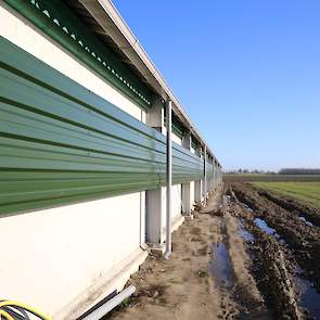 Vanwege de breedte van de stal koos Van Lier voor dakgoten om het regenwater snel af te voeren.