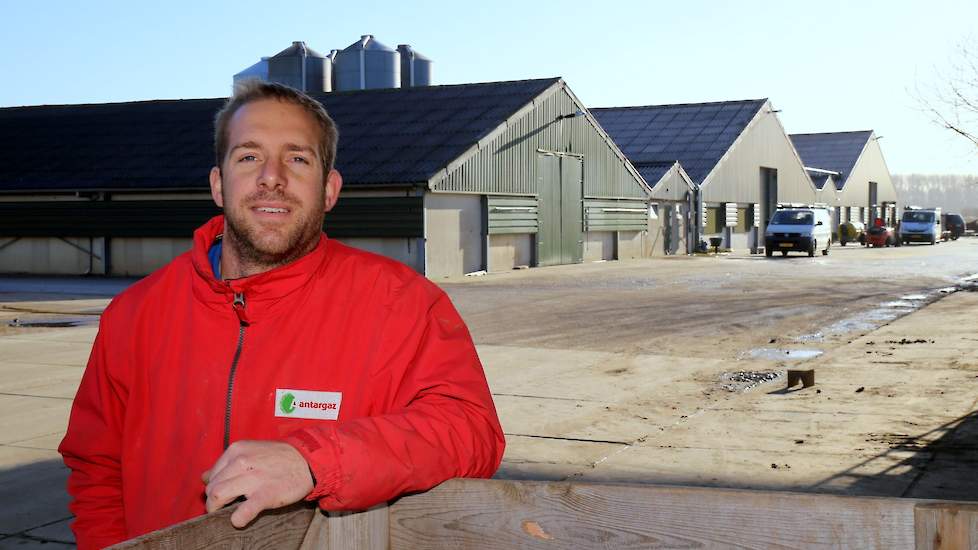 Egon van Lier (38) bouwde een nieuwe stal van 72 bij 25 meter (binnenwerk) voor 41.000 vleeskuikens. Na de uitbreiding kan de Brabantse vleeskuikenhouder/akkerbouwer 110.000 kuikens houden in drie stallen. Daarnaast heeft hij nog ongeveer 100 hectare akke