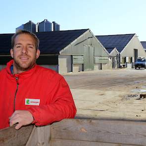 Egon van Lier (38) bouwde een nieuwe stal van 72 bij 25 meter (binnenwerk) voor 41.000 vleeskuikens. Na de uitbreiding kan de Brabantse vleeskuikenhouder/akkerbouwer 110.000 kuikens houden in drie stallen. Daarnaast heeft hij nog ongeveer 100 hectare akke