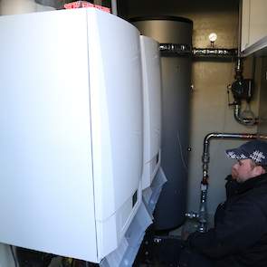 In de warmtewisselaar zit een verwarmingselement die verwarmd wordt met warm water. In de stal zitten ook nog vier aansluitpunten voor kachels. „Mocht de (verwarming in de) warmtewisselaar een keer niet doen, dan heb ik nog iets achter de hand.” Hij besch