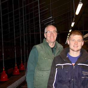 Vader Harko (54) en zoon en toekomstig bedrijfsopvolger Frank (22) bouwden een nieuwe stal van 28 meter breed bij 76 meter lang (binnenwerk) voor 15.000 vleeskuikenouderdieren. Na de uitbreiding kunnen ze  40.000 vleeskuikenouderdieren houden in vijf stal