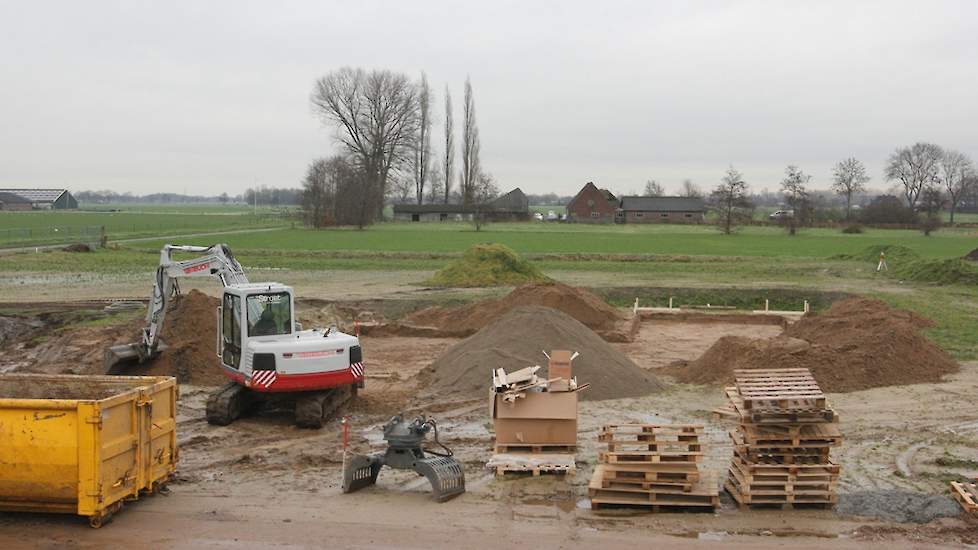 Tijdens het maken van de foto’s op maandag 11 januari was een kraanmachinist druk bezig met het uitgraven van de fundering voor zijn nieuwe huis. „In augustus van dit jaar hoop ik samen met mijn vrouw en zes kinderen te verhuizen vanuit Nieuw-Millingen na