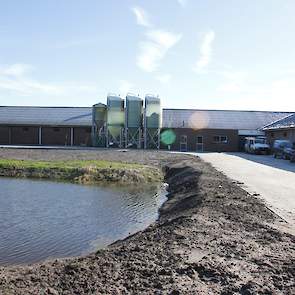 Beide stallen staan haaks op elkaar. Achter de zijkant van iedere stal bevindt zich 6 hectare uitloop. „Dat was het grootste pijnpunt. Om voldoende ruwvoer voor de melkkoeien te hebben, heb ik met een kalverhouder uit de buurt afgesproken dat we de komend