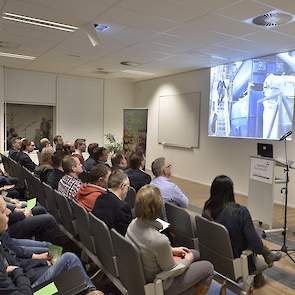 Leghennenhouder Bertus Verbeek hield een evenwichtig verhaal over zijn ervaringen met zelf voer mengen. Structuur is de grootste uitdaging voor de veevoederfabrikanten en zelfmengers, volgens Verbeek. „Structuur is bij hennen met hele snavels nog belangri