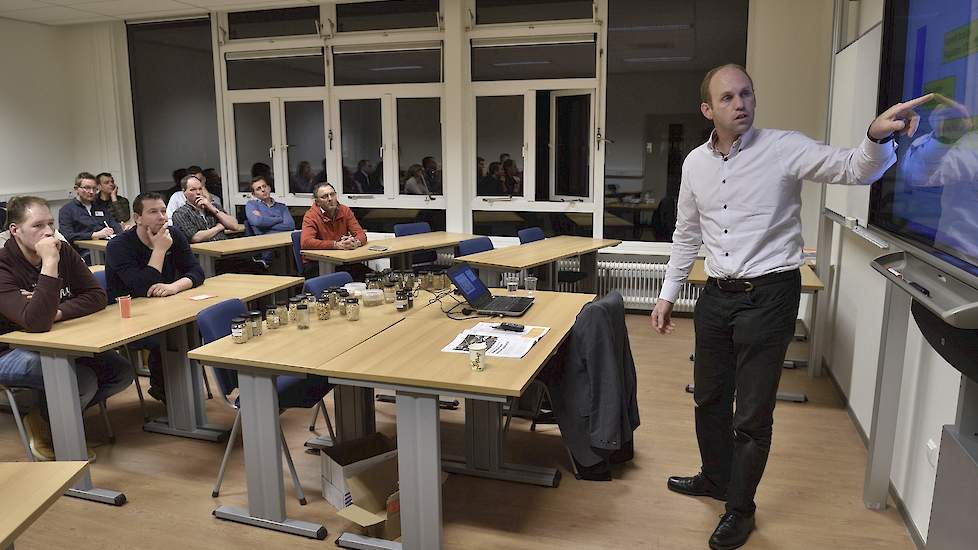 Gerjan Klok van De Schothorst Feed Research gaf bezoekers uitleg over onder meer de wet- en regelgeving omtrent mengvoer.