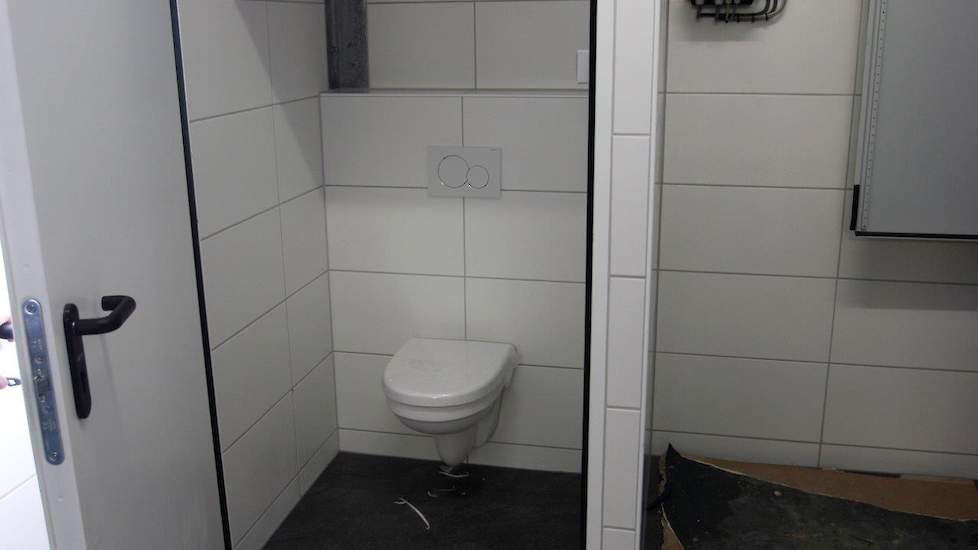 De pluimveehouders bouwden ook een toilet in het voerlokaal in.