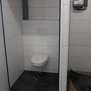 De pluimveehouders bouwden ook een toilet in het voerlokaal in.