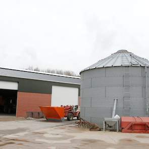 Verhoef kocht het bedrijf in 2006 van een voormalig akkerbouwer en vleeskuikenhouder, die zelf tarwe voor zijn vleeskuikens teelde en daarom een opslagsilo voor 200 ton bouwde. Verhoef maakt nog steeds van deze silo gebruik. „Wellicht gaan we de silo in d