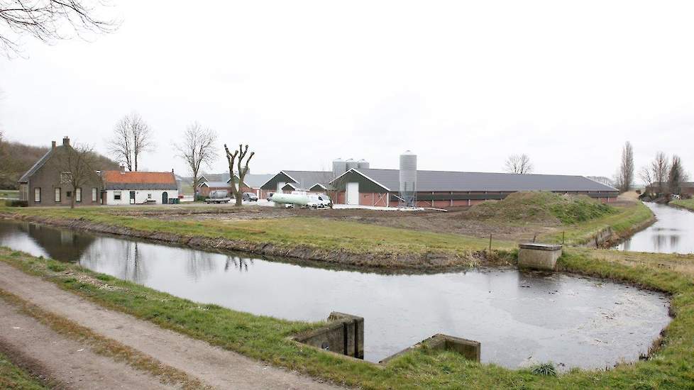 De Brabantse vleeskuikenhouders houden zaterdag 26 maart van 14:00 uur tot 18:00 uur een open dag aan de Koekoekendijk 10, 4782 PK in Moerdijk. Donderdag 31 maart arriveren de eerste kuikens. Lees het ondernemersverhaal van Toine en Carla Verhoef zaterdag