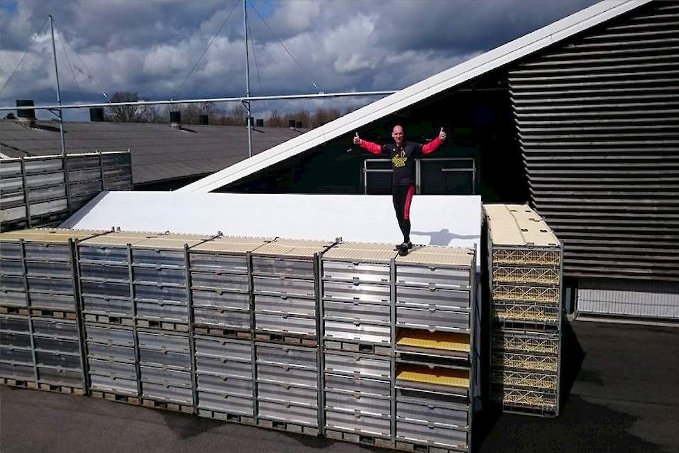 Vanwege de wind zette Paul Grefte containers om zijn partytent.