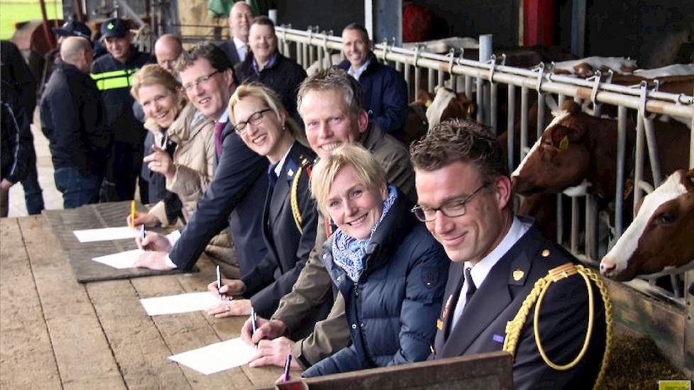 De gemeente Bronckhorst, politie, brandweer, LTO, Cumela, Agrio en het Centrum voor Criminaliteitspreventie en Veiligheid (CCV) tekenden de intentieverklaring bij melkveehouderij Borgman in Vierakker (Gld). Binnenkort zal het project in heel Nederland gaa