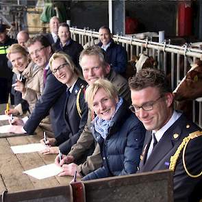 De gemeente Bronckhorst, politie, brandweer, LTO, Cumela, Agrio en het Centrum voor Criminaliteitspreventie en Veiligheid (CCV) tekenden de intentieverklaring bij melkveehouderij Borgman in Vierakker (Gld). Binnenkort zal het project in heel Nederland gaa