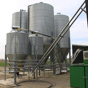 Naast de stal staan de silo’s. Bevelander heeft twee dagvoorraadsilo’s en vier grote silo’s waarvan één voor tarwe en één voor eindvoer. In het aparte voerhok wordt tarwe door het kernvoer gemengd.  Bevelander koos voor metalen silo’s omdat die er volgens