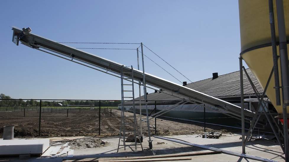 De mest van de mestbanden uit de stal wordt straks naar voren in plaats van naar achteren gedraaid en komt in een container terecht, die naast de stal komt te staan. „De vrachtwagen die de mestcontainers op komt halen hoeft dan niet door de uitloop te rij