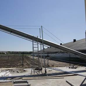 De mest van de mestbanden uit de stal wordt straks naar voren in plaats van naar achteren gedraaid en komt in een container terecht, die naast de stal komt te staan. „De vrachtwagen die de mestcontainers op komt halen hoeft dan niet door de uitloop te rij