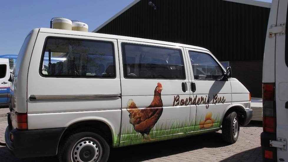 Van de Fliert heeft voor haar zorgtak een eigen bus. Op hun zorgboerderij zijn dagelijks twee tot twintig mensen te gast. Vooral op zaterdag is het druk. Bezoekers helpen bijvoorbeeld bij het afdraaien van de eieren en het verzorgen van de dieren.