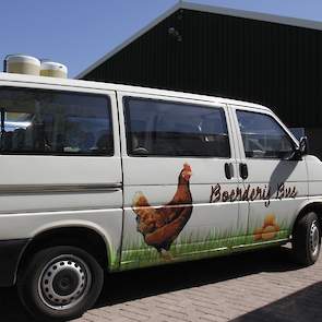 Van de Fliert heeft voor haar zorgtak een eigen bus. Op hun zorgboerderij zijn dagelijks twee tot twintig mensen te gast. Vooral op zaterdag is het druk. Bezoekers helpen bijvoorbeeld bij het afdraaien van de eieren en het verzorgen van de dieren.