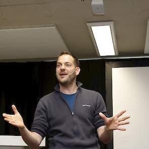 In zijn theaterstuk belichtte De Man de schrijnende positie van varkenshouders, waar de kosten omlaag moeten om te overleven. Dit zorgde ook bij veel pluimveehouders voor herkenning. In zijn theaterstuk speelt De Man Stijn van Acker, een boerenzoon die na