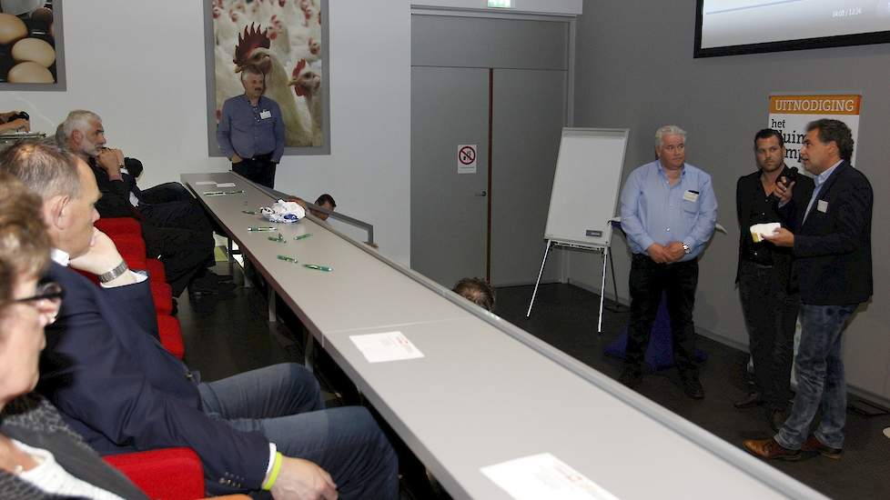 Juryvoorzitter Ruud Zanders ondervraagt de bedenkers van de strooiselgenerator.