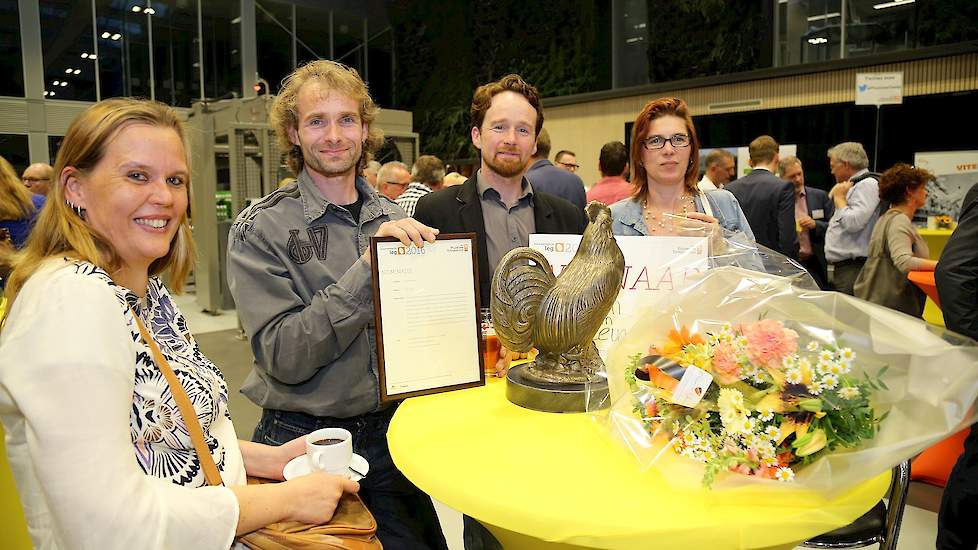 Stralende gezichten bij de winnaars van de innovatieprijs leg.