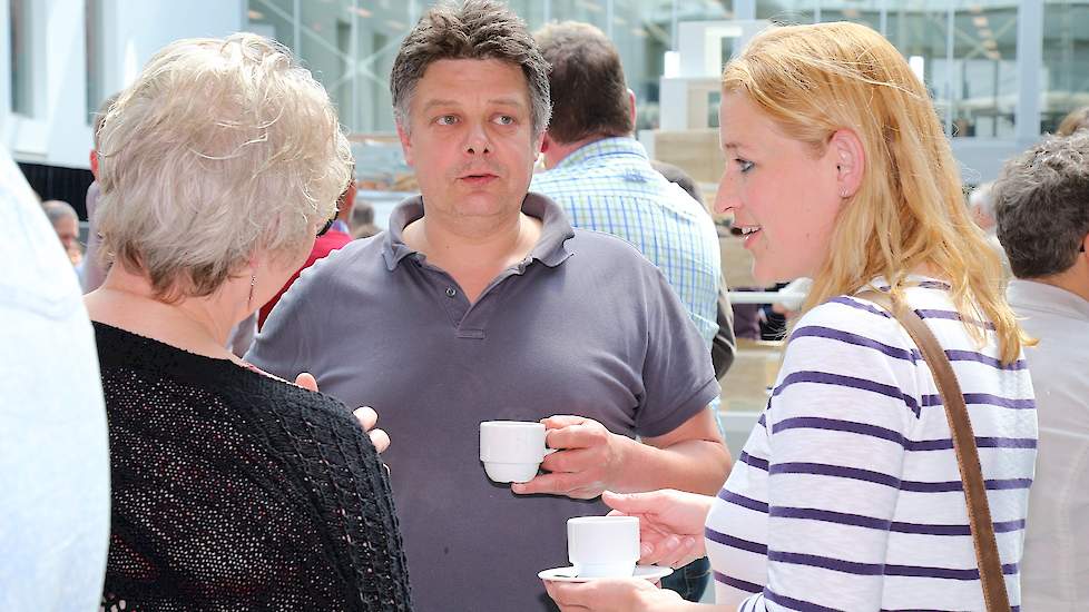 „Per 1.000 kippen zijn vijf pikblokken nodig. De totaalkosten van Pick it up bloedluisbestrijding liggen tussen de 5 en 6 cent per kip per jaar”, zegt leghennenhouder Jan Wolbrink uit Kilder. „Naast bloedluisbestrijding krijgen de hennen ook stompere snav