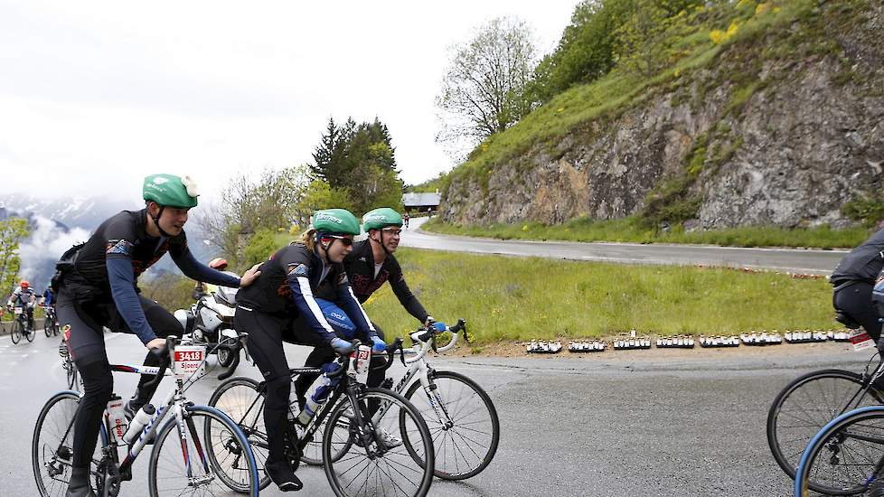 Met de nodige Hermannetjes; vernoemd naar de oprichter van BIG Challenge Herman Houweling en binnen Alpe d'HuZes een bekend begrip, komen de deelnemers boven. Het is gaan regenen en het is kouder.