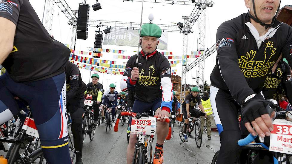 Finishmoment van de deelnemers. Rijen dik publiek. Legpluimveehouder en ongediertebestrijder bij Van Eck Bedrijfshygiëne, Marc van de Locht fietste voor het derde achtereenvolgende jaar mee. „Het blijft een bijzondere ervaring."