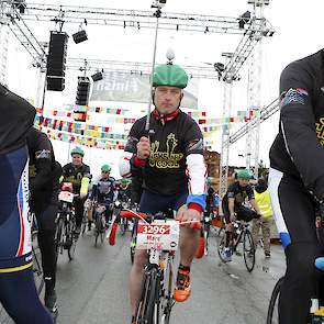 Finishmoment van de deelnemers. Rijen dik publiek. Legpluimveehouder en ongediertebestrijder bij Van Eck Bedrijfshygiëne, Marc van de Locht fietste voor het derde achtereenvolgende jaar mee. „Het blijft een bijzondere ervaring."