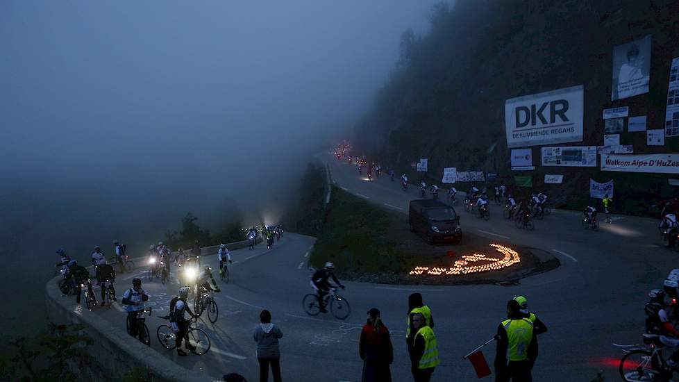 De berg is mooi verlicht met duizenden brandende kaarsjes die ´s nachts door vrijwilliger aangestoken zijn. De fietsers starten in vakken en verspreiden zich snel over de berg. De berg is 14 km lang, ongeveer 1.000 meter hoogteverschil en heeft 21 bochten